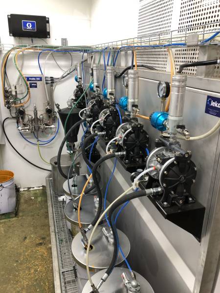 Pompes à membranes sur couvercles agitateurs pour bases et apprêt